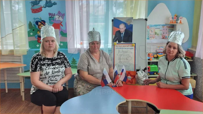 Неизвестная группа школоты устроила розыгрыш учителей, заставив их сделать фольгированные шапочки в 7 школах