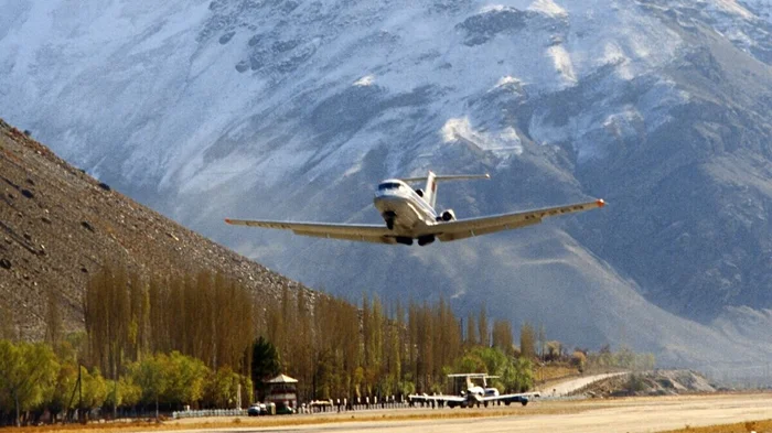 Як-40 потерял ориентир в горах под Душанбе: 'Какой курс держите?