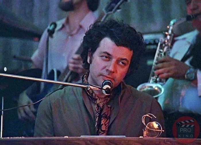 Для фильма «Вокзал для двоих» Рязанову был необходим эпизод с пианистом в ресторане