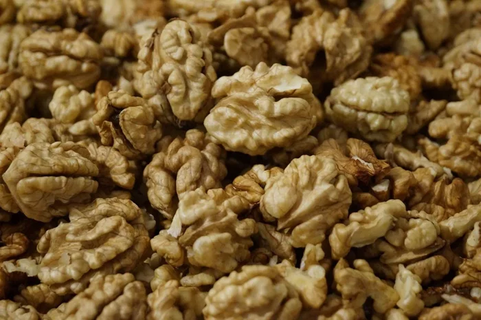 Секреты скупщиков: как очищают грецкие орехи, не повреждая ядро