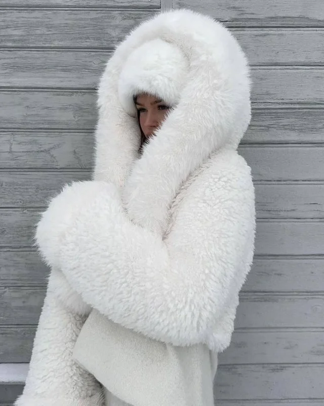 Главный тренд сезона среди молодежи — укороченная шуба