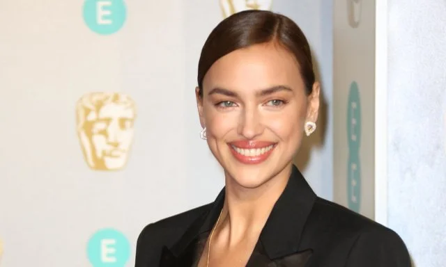 Эффектное появление Ирины Шейк в откровенном платье на публике