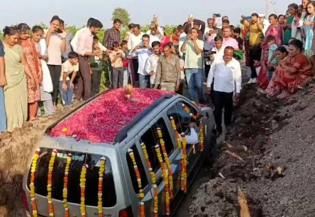 Индийская семья устроила роскошные похороны машине за полмиллиона