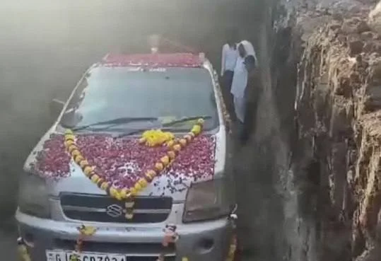 Индийская семья устроила роскошные похороны машине за полмиллиона