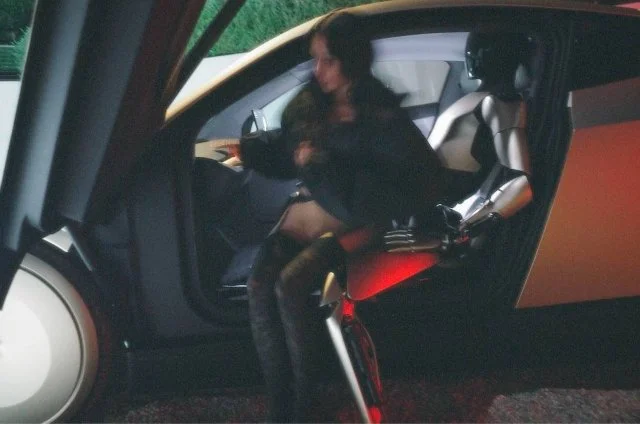 Илон Маск подарил Кардашьян прототипы CyberCab и робота Optimus для тестирования