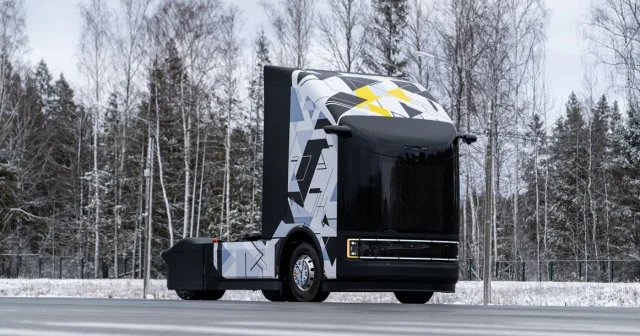 Беспилотный грузовик из России: тягач без систем для водителей