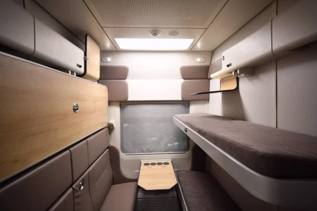 Первый купейный вагон увеличенного габарита передан РЖД