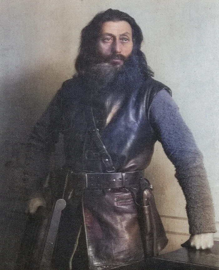 Сталинская строгость и махновский дух