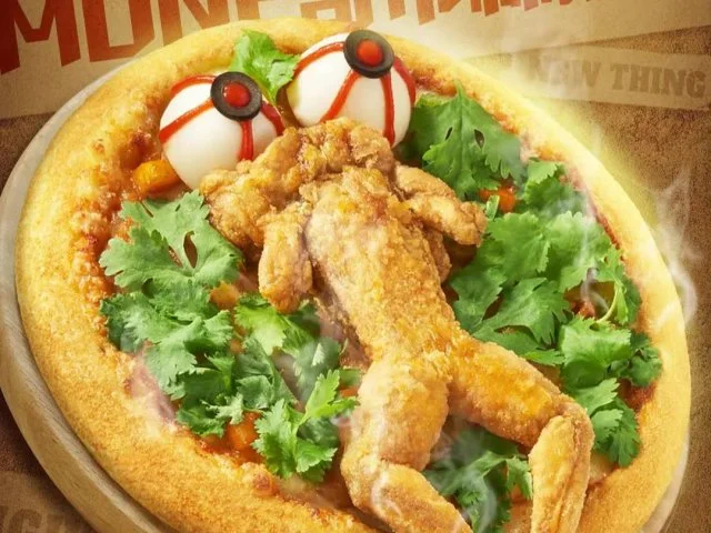 Необычная новинка в китайском Pizza Hut: пицца с жареной лягушкой