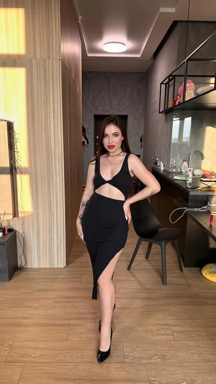 Девушка захотела роскошный фон, чтобы подчеркнуть свою красоту