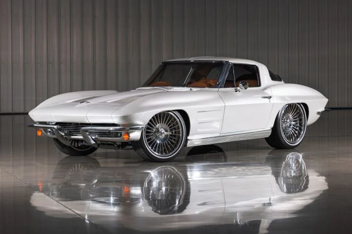 На торги выставят сразу два обновлённых Chevrolet Corvette 1960-х