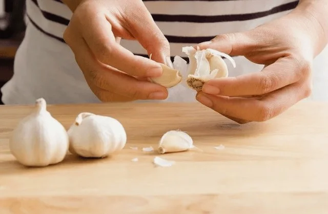 Как лучше приготовить чеснок: давить или порезать?