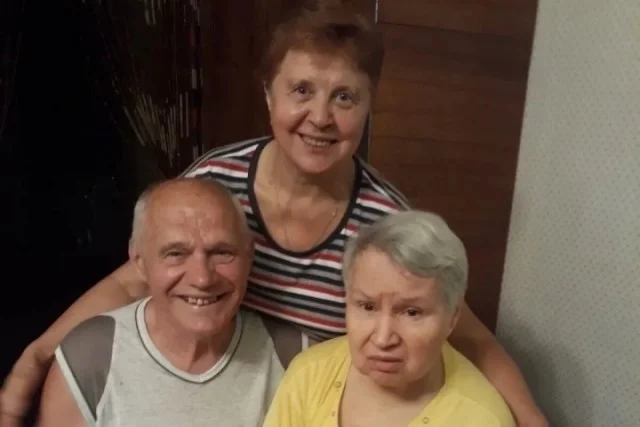 Две жены, один муж: как он 19 лет заботится о парализованной супруге