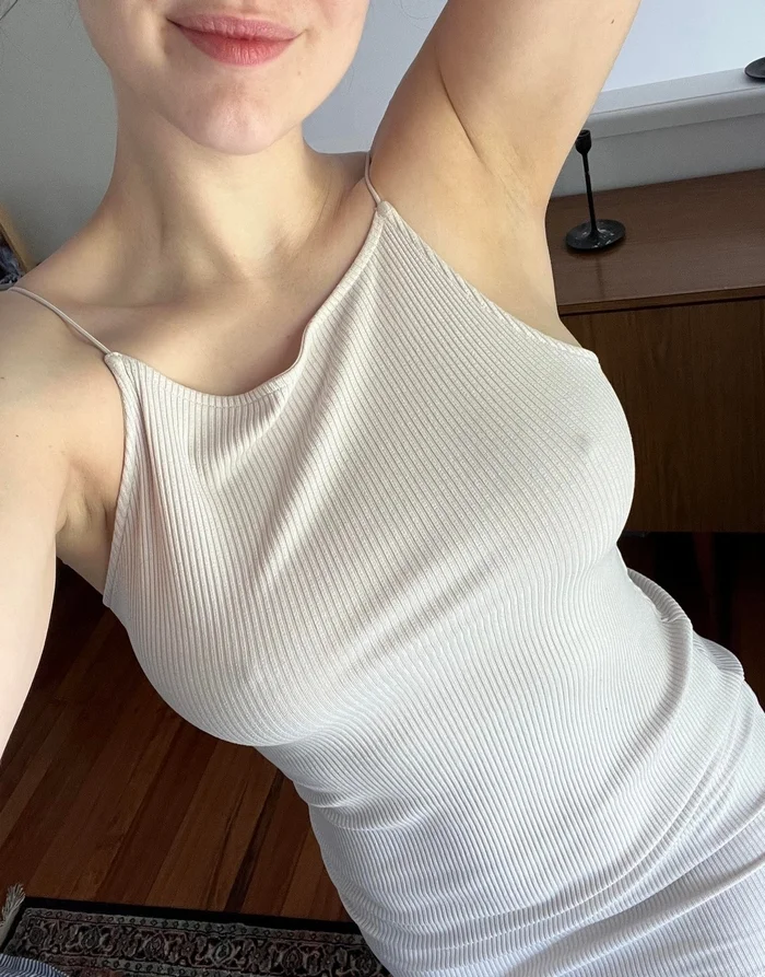 Без лифчика