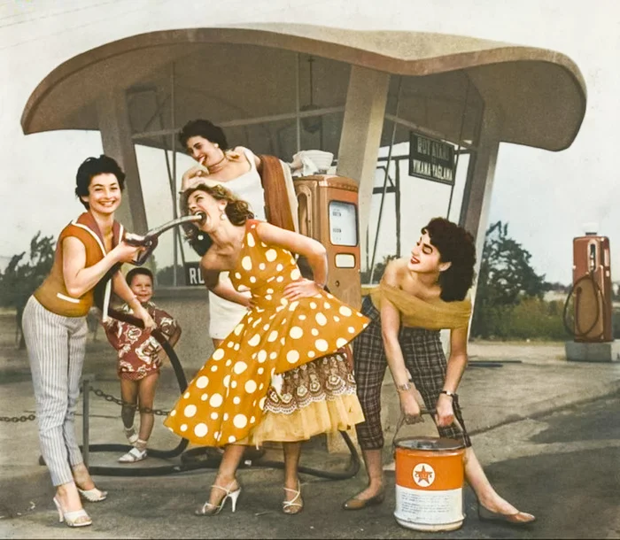 Раскрашенные кадры XX века: 20 необычных снимков со всего мира