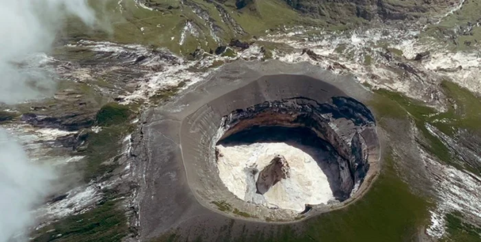 Уникальный вулкан «Гора Бога»: как выжить, упав в его лаву?