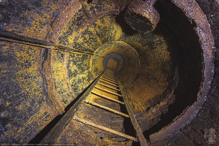 Люк на заброшенном заводе привёл к уникальному круглому бункеру времён войны