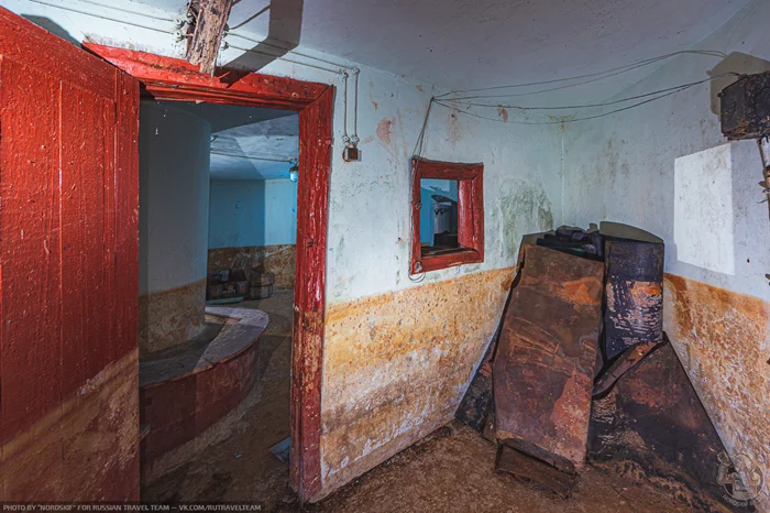 Люк на заброшенном заводе привёл к уникальному круглому бункеру времён войны