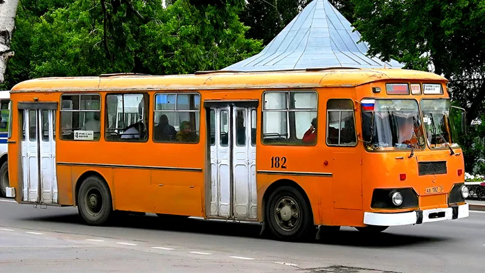 Тот самый автобус из детства: звон стеклянных бутылок, крены на поворотах и весёлая задняя площадка