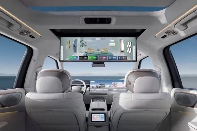 Инновация в Lynk & Co 900: огромные 30-дюймовые экраны