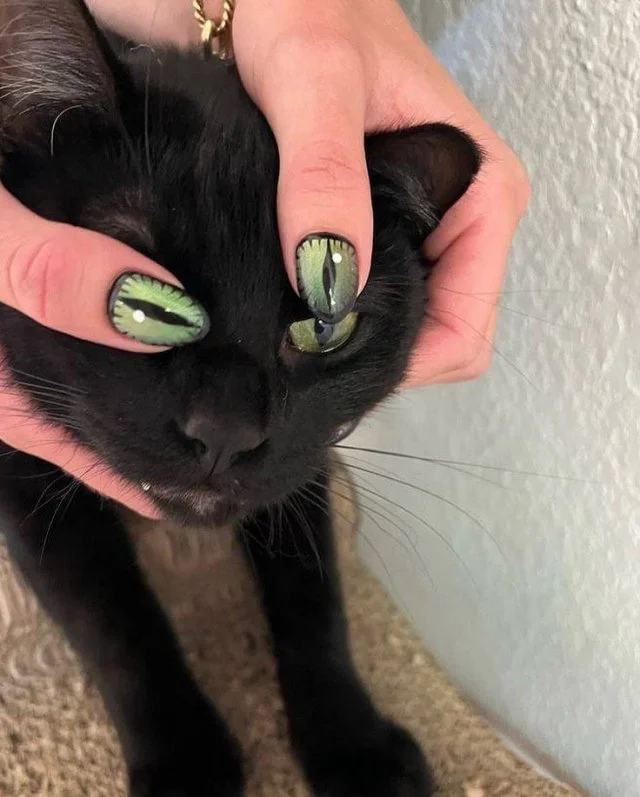 Время для красоты: девочки, записываемся на маникюр!