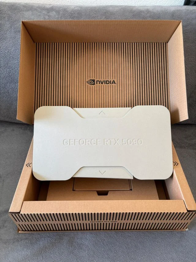 Кто крупнее: собака или монструозная RTX 5090?