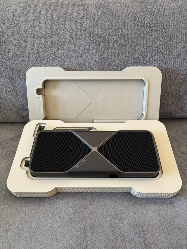 Кто крупнее: собака или монструозная RTX 5090?