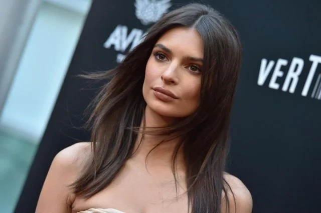 Разведённая дама в красном мечтает о знакомстве