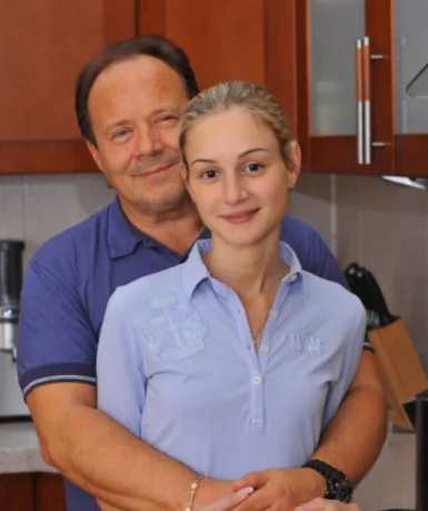 «Власть над молодым телом»: мужчина 46 лет объяснил выбор молодой супруги