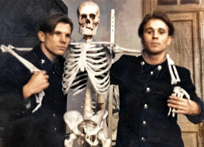 20 раскрашенных снимков знаменитостей СССР и мира в детстве и юности