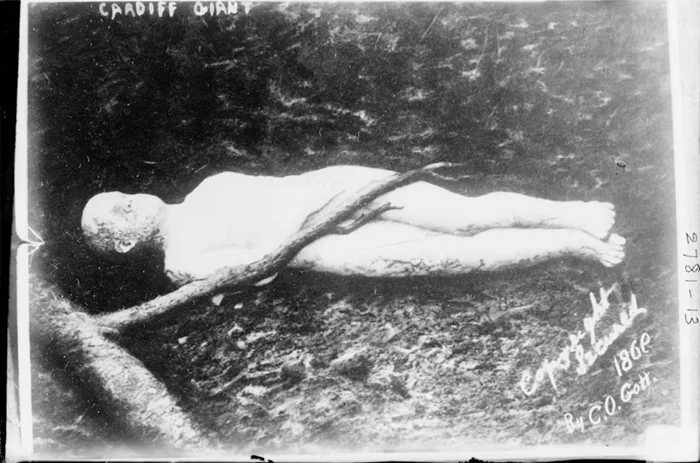 Как ветеран, фермер и мошенник обманули всех, выкопав «великана»