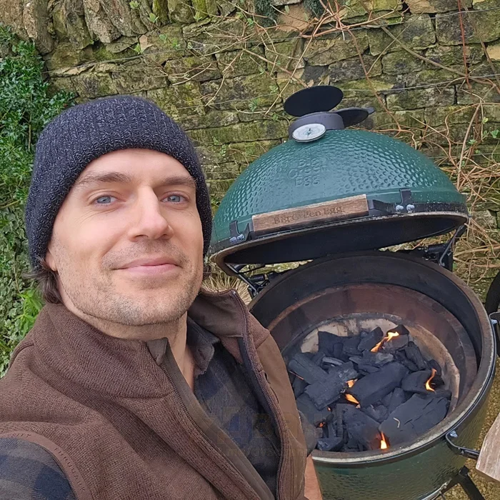 Какой-то мужик готовит мясо