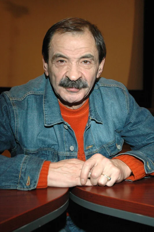 Илья Олейников и его легендарный выход: повалил все 8 микрофонов!