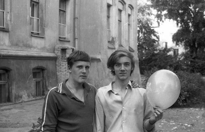 Компания друзей во дворе: воспоминания из 70-х