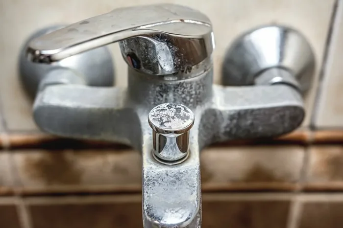 Почему на кранах и трубах появляется налёт? Неочевидные причины