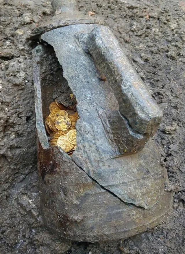 Сбор грибов обернулся находкой: камчатский грибник нашёл клад на 80 миллионов