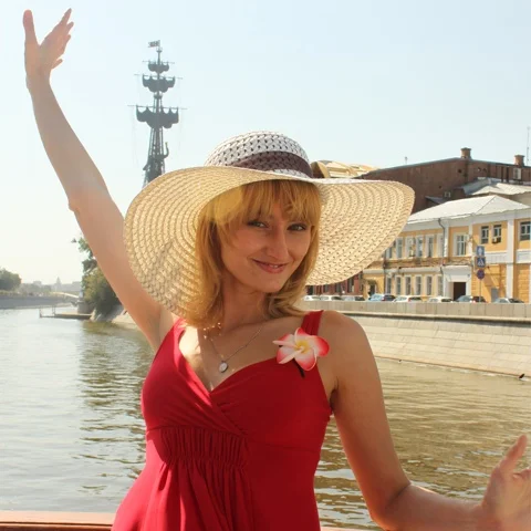 Элегантность и стиль: девушки в купальниках и изящных шляпках