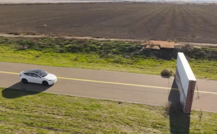 Tesla не распознала обман: блогер направил её прямо в нарисованную дорогу