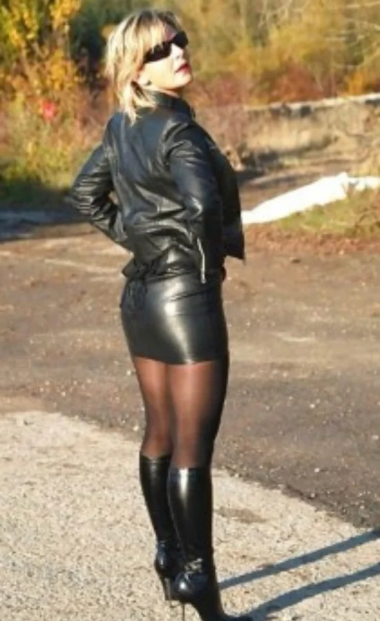 Чиновник из Калуги предложил девушкам носить мини-юбки для повышения рождаемости