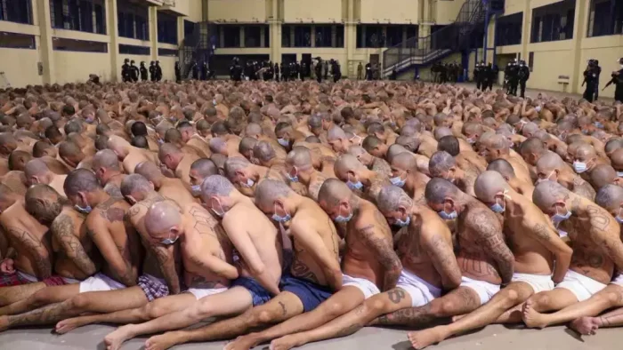 Самая большая тюрьма в мире: место, где правят гангстеры