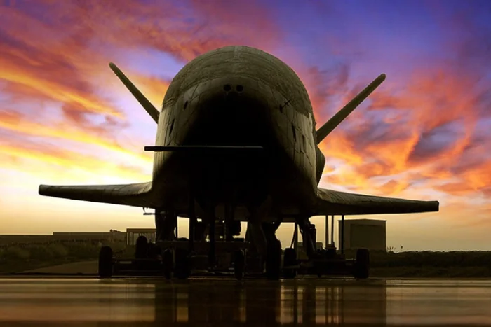 X-37B вернулся на Землю: факты о тайном космическом самолёте США