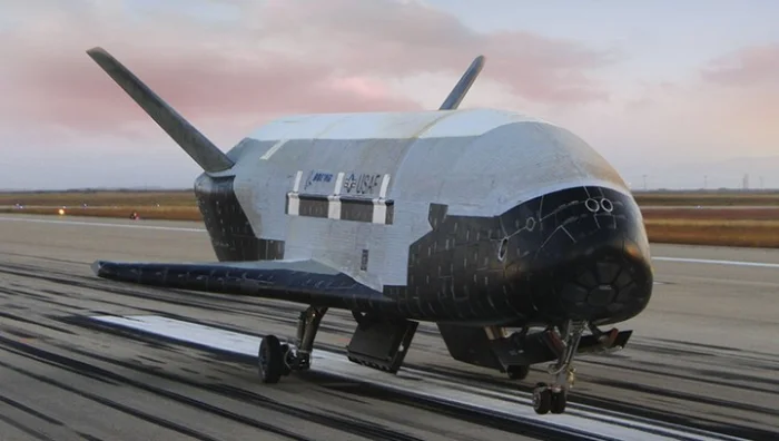 X-37B вернулся на Землю: факты о тайном космическом самолёте США
