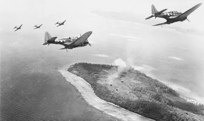 8 лет на островах Трук: мужчина, 7 женщин и 27 детей