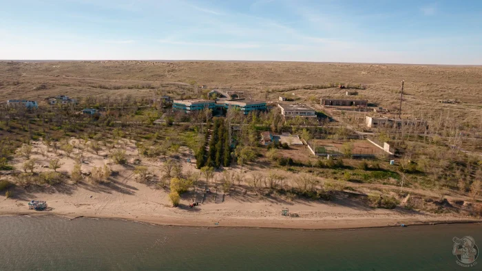 Роскошные, но забытые: коттеджи у «моря», которые никому не нужны