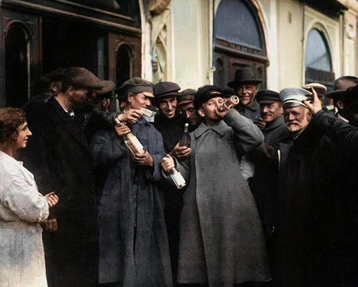 Тяжёлые будни раннего СССР: 20 раскрашенных фотографий