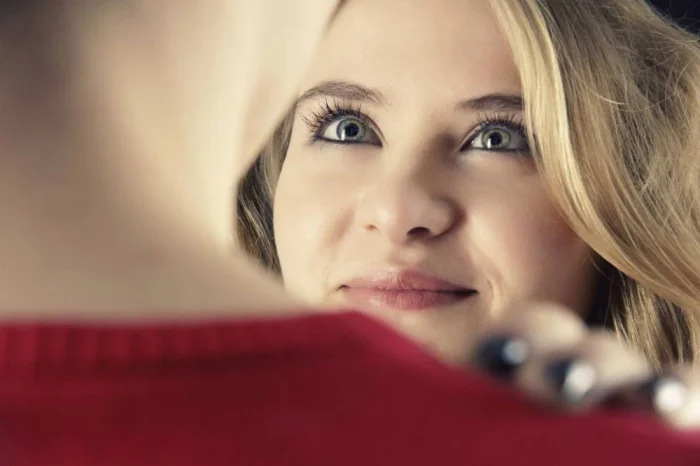 Красноярская женщина побила мужа вибратором за разговоры о сексе втроем