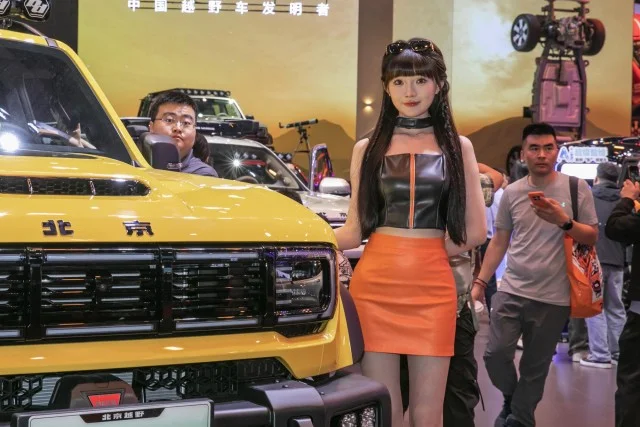 Очарование автосалона: самые яркие девушки с выставки в Шанхае-2025