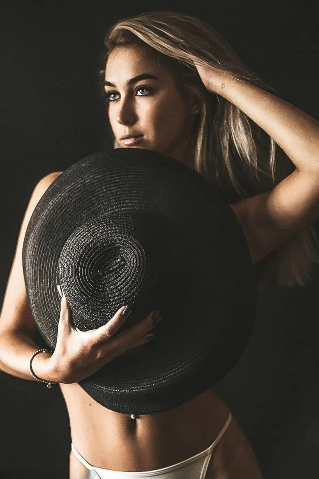 Дамы в шляпах