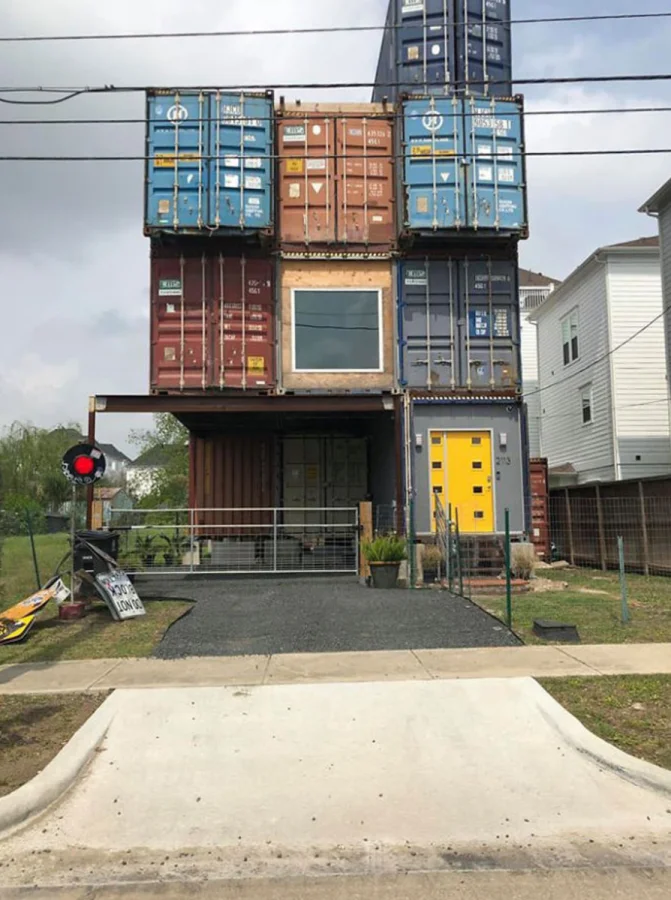 Дом мечты из контейнеров: дизайнер создал роскошное жильё из 11 блоков