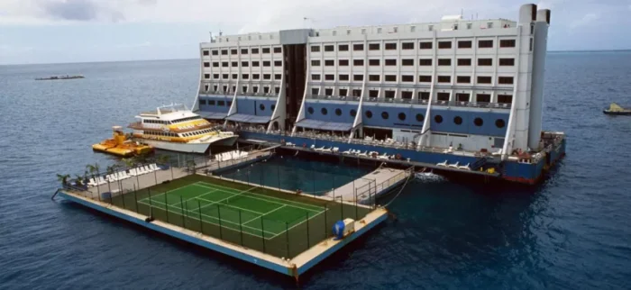 Первый в мире отель на воде, который никому не пригодился